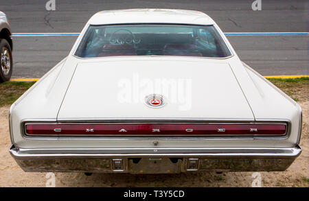 CONCORD, NC (USA) - 6 Avril 2019 : un Dodge Charger 1966 sur l'affichage à l'automobile Pennzoil AutoFair Classic Car Show à Charlotte Motor Speedway. Banque D'Images