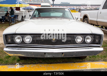 CONCORD, NC (USA) - 6 Avril 2019 : un Dodge Charger 1966 sur l'affichage à l'automobile Pennzoil AutoFair Classic Car Show à Charlotte Motor Speedway. Banque D'Images