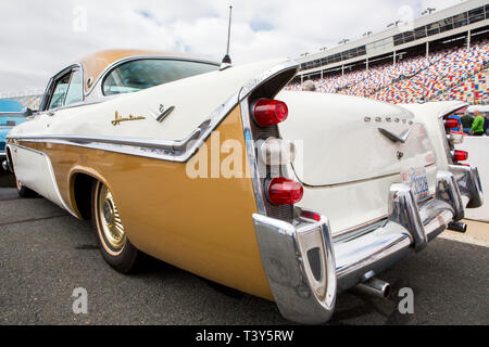 CONCORD, NC (USA) - 6 Avril 2019 : une automobile DeSoto 1956 sur l'affichage à l'Pennzoil AutoFair Classic Car Show à Charlotte Motor Speedway. Banque D'Images