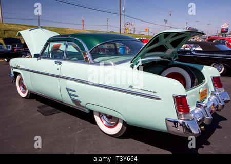 CONCORD, NC (USA) - 6 Avril 2019 : UN 1954 Mercury Monterey Sun Valley automobile sur l'affichage à l'Pennzoil AutoFair Classic Car Show à Charlotte Mot Banque D'Images