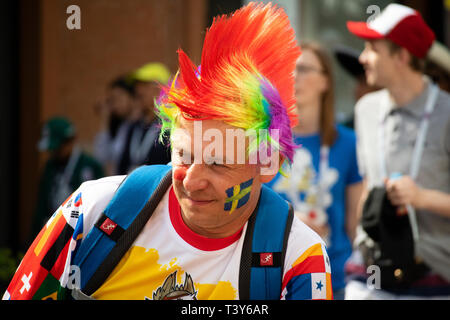 Fan de football masculin en suédois football shirt portant des multi-couleur-style punk perruque - Coupe du Monde de la FIFA, Russie 2018 Mexique / Suède, Ekaterinbourg Banque D'Images