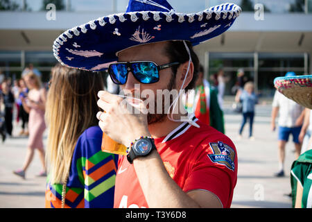 Beau mâle fan de football mexicain sombrero en bleu et bleu lunettes réfléchissantes - Coupe du Monde de la FIFA, Russie 2018 Mexique / Suède, Ekaterinbourg Banque D'Images