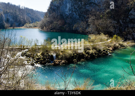 Les lacs de Plitvice, Croatie - 30 mars 2019 : les lacs bleu vif sur les lacs de Plitvice en Croatie au début du printemps. Pour des couleurs de l'eau claire. Banque D'Images