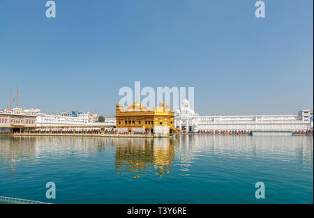 Golden Temple d'Amritsar, la piscine et le pont-jetée (Sri Harmandir Sahib, Darbar Sahib), le pèlerinage le plus sacré du sikhisme, Amritsar, Punjab, India Banque D'Images