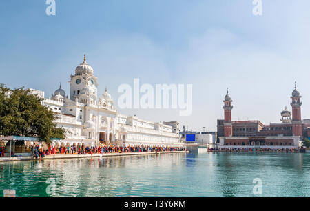 Golden Temple d'Amritsar (Sri Harmandir Sahib, Darbar Sahib) et d'une piscine, le Gurdwara plus sainte et lieu de pèlerinage du sikhisme, Amritsar, Punjab, India Banque D'Images