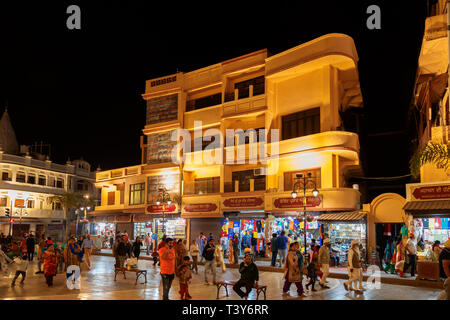 La population locale de nuit profitant de l'animation commerçante piétonne du centre-ville d'Amritsar centre ville le soir, Punjab, India Banque D'Images