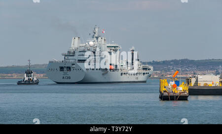 La Royal Fleet Auxiliary pétrolier Tidesurge reconstitution AD (A138), en arrivant à Portsmouth, Royaume-Uni le 11 avril 2019. Banque D'Images