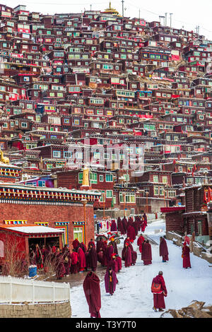 Seda buddhish college. Est dans la province du Sichuan, en Chine. C'est le plus grand collège d'Buddhish le monde. Plus de 30 000 moines et moniales vivent ici Banque D'Images