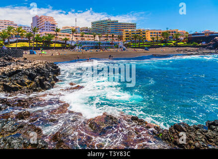 Petite plage Arena dans la ville de Puerto de Santiago, Tenerife, îles de canaries, espagne. Banque D'Images