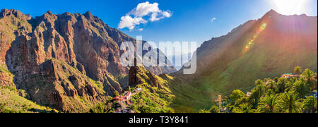 Vue Aérienne Vue panoramique sur le village de Masca, attraction touristique la plus visitée de Tenerife, Espagne Banque D'Images