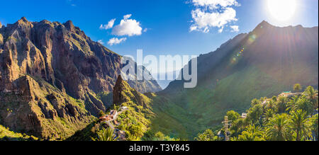 Vue Aérienne Vue panoramique sur le village de Masca, attraction touristique la plus visitée de Tenerife, Espagne Banque D'Images