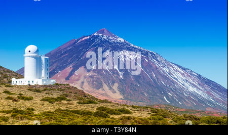 Les télescopes de l'observatoire astronomique d'Izana sur Teide park et Volcan Teide en saison d'hiver, Tenerife, Canaries, Espagne Banque D'Images