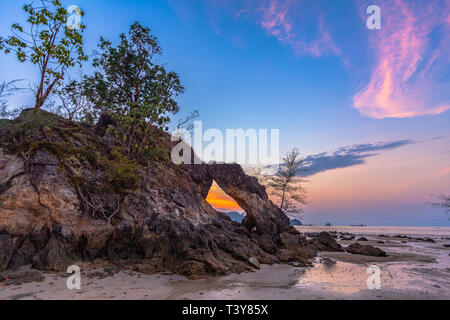 Magnifique coucher de soleil dans le trou de l'érosion des vagues inhabituelles dans la cavité comme l'arc avec un trou dans le milieu cadre paisible à Hin Thalu Buff Banque D'Images