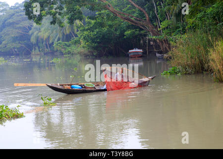 Un pêcheur La pêche sur un canal à Najirpur dans Pirojpur district de Bangladesh. Banque D'Images