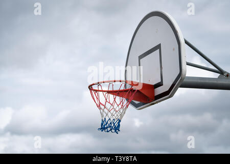 Panneau de basket-ball against cloudy sky Banque D'Images
