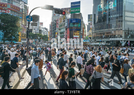 Shibuya, Tokyo, Japon - 05/29/2018 : Masses de piétons qui traversent la rue au fameux croisement de Shibuya. Banque D'Images