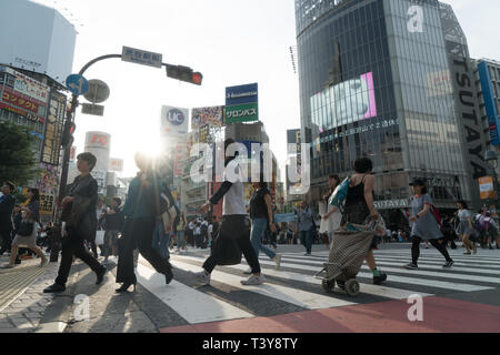 Shibuya, Tokyo, Japon - 05/29/2018 : des masses de piétons qui traversent la rue au fameux croisement de Shibuya. Banque D'Images