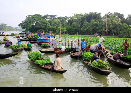 Marché flottant à Najirpur agricoles dans le district de Pirojpur, au Bangladesh. Banque D'Images