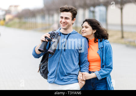 Très jolie couple - un garçon et une fille qui marche autour de la ville avec un binoculaire dans ses mains Banque D'Images