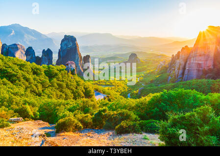 Paysage avec les monastères et les formations rocheuses des météores en Grèce. Banque D'Images