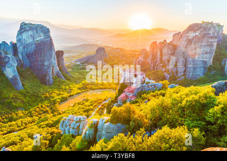 Paysage avec les monastères et les formations rocheuses des météores en Grèce. Banque D'Images
