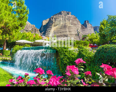 Kalambaka ville avec Metora rock formations, la Grèce. Banque D'Images