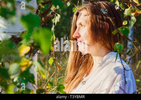 Portrait d'une jeune fille parmi les bouleaux dans la forêt Banque D'Images