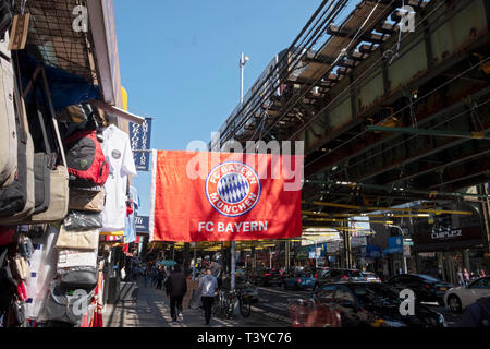 Une grande bannière pour le club de soccer football FC BAYERN MUNICH accroché dans de d'un magasin sur l'avenue Roosevelt à Corona, Queens, New York. Banque D'Images