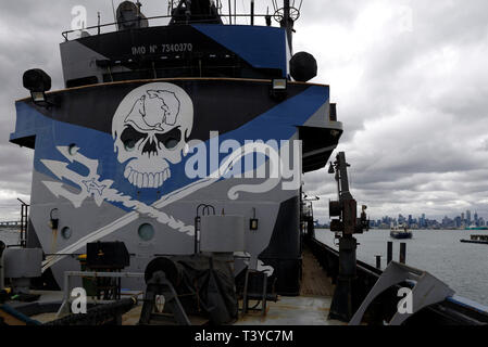 Jolly Roger sur le pont d'hébergement de la Sea Shepherd's navire, le M/Y Steve Irwin, accosté à Williamstown, Victoria, Australie. Le 5 Banque D'Images