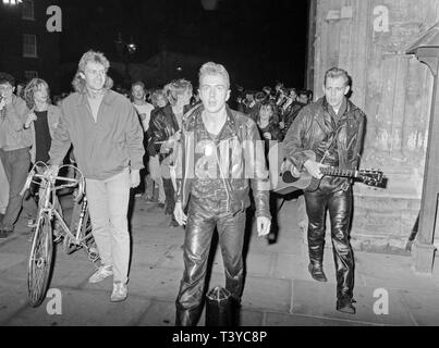 Le groupe de punk rock britannique The Clash à York en Angleterre, le 8 mai 1985. Cela faisait partie d'un simple tour de la rue des villes du Royaume-Uni, la bande n'en très peu de temps. Chanteur Joe Strummer et Paul Simonon sont les principaux sujets. Banque D'Images