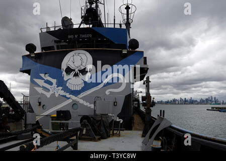 Jolly Roger sur le pont d'hébergement de la Sea Shepherd's navire, le M/Y Steve Irwin, accosté à Williamstown, Victoria, Australie. Le 5 Banque D'Images