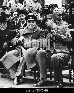 Winston Churchill avec le général de Gaulle au jour de l'armistice Défilé à Paris, le 24 août 1944 Banque D'Images