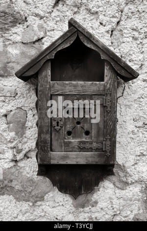 Une boîte aux lettres sculptées dans le bois dans le style typique de montagne des Dolomites. Prises à Cortina d'Ampezzo, Veneto, Italie Banque D'Images