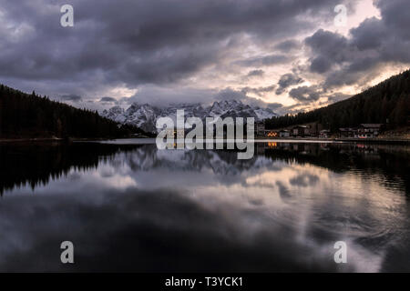 Une belle vue au crépuscule sur le lac de Misurina, un lac dans le Dolomiti d'Ampezzo, non loin de la ville de Cortina. Prise environ 30 minutes après le Banque D'Images