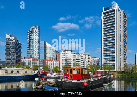 Marina de peupliers dans les Docklands de Londres, avec les bateaux amarrés et nouveaux immeubles Banque D'Images