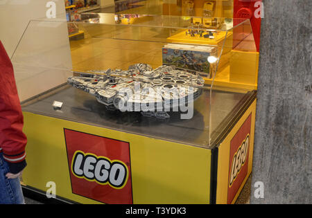 Turin, Piémont, Italie. Avril 2018. Le Lego store dans le centre historique. La grande reproduction de la falcon millénaire du film Star Wars saga Banque D'Images