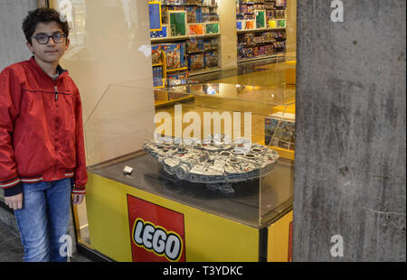 Turin, Piémont, Italie. Avril 2018. Le Lego store dans le centre historique. La grande reproduction de la falcon millénaire du film Star Wars saga Banque D'Images