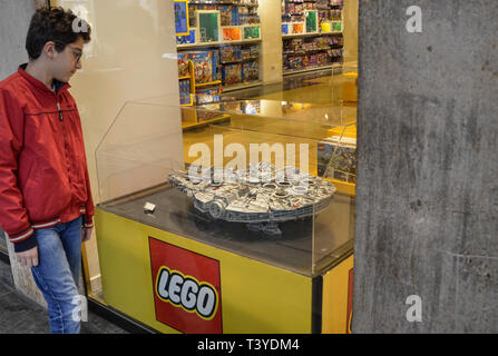 Turin, Piémont, Italie. Avril 2018. Le Lego store dans le centre historique. La grande reproduction de la falcon millénaire du film Star Wars saga Banque D'Images