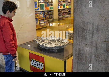 Turin, Piémont, Italie. Avril 2018. Le Lego store dans le centre historique. La grande reproduction de la falcon millénaire du film Star Wars saga Banque D'Images