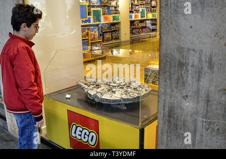 Turin, Piémont, Italie. Avril 2018. Le Lego store dans le centre historique. La grande reproduction de la falcon millénaire du film Star Wars saga Banque D'Images