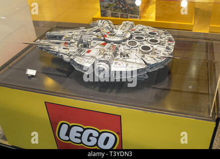 Turin, Piémont, Italie. Avril 2018. La boutique Lego dans le centre historique. La grande reproduction du Faucon Millenium du film star wars saga. Banque D'Images