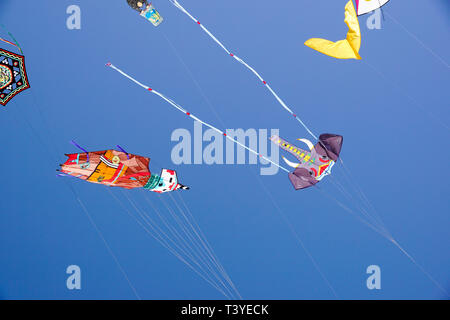 Divers cerfs-volants voler sur le ciel bleu dans le festival du cerf-volant . Banque D'Images