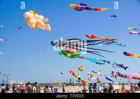 Divers cerfs-volants voler sur le ciel bleu dans le festival du cerf-volant . Banque D'Images