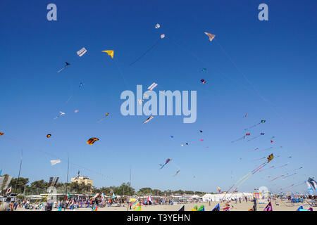 CERVIA, ITALIE - 1 mai : ciel plein de cerfs-volants pour l'International du cerf-volant le 1 mai 2010 à Cervia, en Italie. Ce festival rassemble des cerfs-volistes fr Banque D'Images