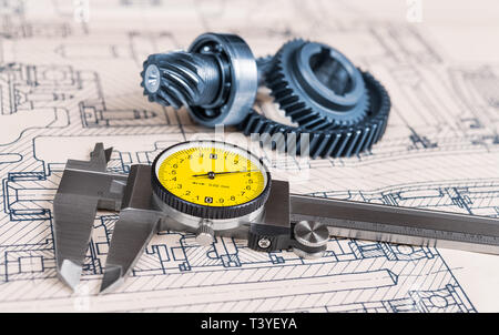 L'étrier. Outil de mesure métallique. Dessin technique. Les roues d'engrenage. Roulement à billes. Génie mécanique. Vernier. Cadran rond jaune. Roues dentées en acier. Banque D'Images