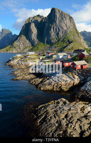 Pont de vue de l'Hamnoy Rorbu rouge Maisons de village de pêcheurs et Hamnoy paysage sur Moskenesøya dans les îles Lofoten Nordland en Norvège. Banque D'Images