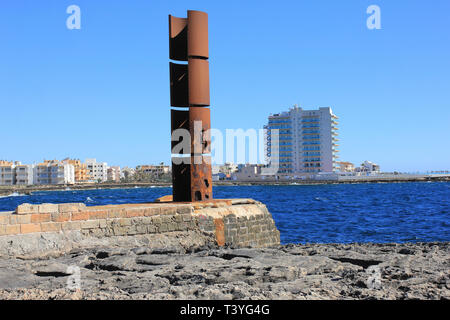 'Loin de la Sal' Art sur la promenade de Colonia Sant Jordi, Mallorca par l'artiste Josep Maria Sirvent Banque D'Images