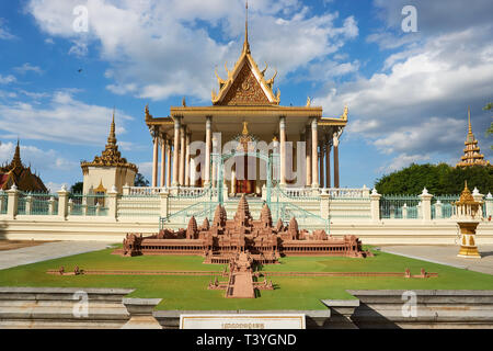 Preah Vihear Preah Keo Morakot (Wat Preah Keo) plane sur une réplique d'Angkor Wat à la mi-journée à l'intérieur du Palais Royal à Phnom Penh, Cambodge. Banque D'Images