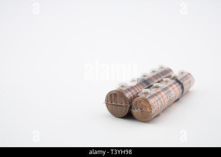 Rouleaux avec des pièces de 5 centimes d'euro et un euro cents isolé sur fond blanc. Avec les rouleaux d'euros. D'épargne des crédits pour accéder à la banque. Banque D'Images