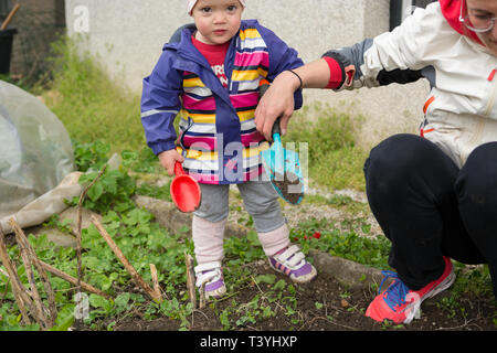 Mère et fille la préparation de jardin pour les semis de printemps. Banque D'Images